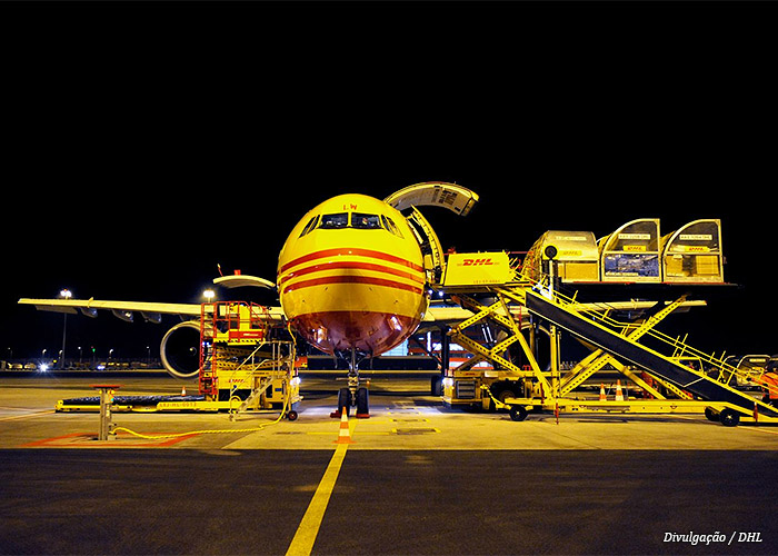 aviao-dhl-pista